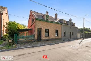 IGL stelt u deze te renoveren driegevel woning met veel ontwikkelingspotentieel voor.<br /><br />De woning bestaat op de gelijkvloers uit een woonkamer, eetkamer en keuken. Op de eerste verdieping, vinden we 3 slaapkamers en een badkamer terug. Aan de zijkant, beschikt de woning over een lange carport waar u 2 wagens kwijt kan. Aan de achterzijde van de woning vinden we enkele stallen terug, met achteraan een tuin.<br /><br />De woning en zijn bijgebouwen bieden tal van originele verbouwingsmogelijkheden enmet zijn ligging tegenover het Beukenbos is dit project gelegen op een rustige, doch strategische locatie! <br /><br />Bent u op zoek naar een leuk verbouwingsproject met veel potentieel en wil je een omgeven zijn door bos en natuur? Neem dan snel contact op met Immo Groot Leeuw voor een bezoek via 02 378 04 44 of via info@immogrootleeuw.be