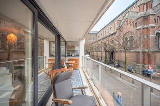 Ontdek dit instapklare appartement op het eerste verdiep, met een uitzicht over het gezellig kerkplein. Dankzij het ruim zongericht terras geniet...