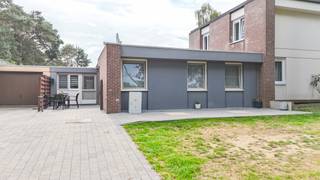 <p>Bij ImmoFusion 7/7 “open huis” : klik op onze 3D-TOUR.<br />Ervaar vastgoed alsof je er zelf doorloopt!</p>
<p>Ontdek deze verzorgde en instapklare woning, waar comfort en een praktische indeling mooi samenkomen. Dankzij de twee volwaardige slaapkamers, een extra derde slaapkamer, de modern afgewerkte badkamer, volledig geïnstalleerde keuken en aangename veranda biedt deze woning een bijzonder veelzijdige woonomgeving. De mooie verbinding tussen de leefruimtes en de tuin zorgt bovendien voor een aangenaam gevoel van ruimte en licht.</p>
<p>Bij binnenkomst word je verwelkomd in de inkomhal. Meteen links bevindt zich het gastentoilet, gevolgd door de modern afgewerkte badkamer. Aan de rechterzijde liggen de twee volwaardige slaapkamers, beide voorzien van voldoende natuurlijke lichtinval. Daarnaast is er nog een derde, kleinere slaapkamer die perfect kan worden ingericht als kinderkamer, bureau of dressing.</p>
<p>Vanuit de inkomhal wandel je verder naar de ruime woonkamer. Hier geniet je van een aangename leefruimte met een mooie open verbinding naar de lichtrijke veranda. Dankzij de grote raampartijen valt het daglicht hier volop binnen en ontstaat een gezellige ruimte die perfect aansluit bij het dagelijkse gezinsleven. De veranda vormt bovendien een fijne plek om in alle seizoenen van het zicht en de tuin te genieten.</p>
<p>Aansluitend bevindt zich de moderne, volledig geïnstalleerde keuken. Deze praktische keuken beschikt over de nodige voorzieningen en biedt dankzij het zicht op de tuin een aangename plek om te koken en te genieten. De verbinding tussen de keuken, woonkamer en veranda zorgt voor een open en gezellig geheel.</p>
<p>Ook op technisch vlak beschikt de woning over interessante troeven. De HR-beglazing draagt bij aan het wooncomfort en de energieprestaties van de woning. De combinatie van de moderne keuken, de lichtrijke veranda en de verzorgde afwerking zorgt ervoor dat je hier met beperkte aanpassingen meteen van je nieuwe thuis kunt genieten.</p>
<p>Dankzij het zicht vanuit de keuken en de veranda blijft de verbinding met buiten behouden, wat de woning extra aantrekkelijk maakt voor wie houdt van licht, ruimte en een aangename woonomgeving.</p>
<p>Pluspunten:<br />- Instapklare en verzorgde woning<br />- 3 slaapkamers<br />- 2 volwaardige slaapkamers + extra slaapkamer<br />- Moderne badkamer<br />- Volledig geïnstalleerde keuken<br />- Lichtrijke veranda<br />- Verwarming op gas<br />- Aangename verbinding tussen woning en tuin<br />- Praktische en veelzijdige indeling</p>
<p>Maatregelen opgenomen in het Maatregelenregister: nee</p>
<p>Voor een bezichtiging ter plaatse of meer info, bel ons op 078/78.78.70, of kom gewoon binnen op ons kantoor, steeds welkom!</p>