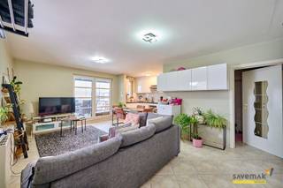 <p><span>This recent apartment has a nice layout.<br />The living space opens onto the covered terrace overlooking the garden.</span></p><p><span><br />In the attic there is an additional room, equipped with its own laundry room.</span></p><p><span> </span></p><p><span> </span></p>