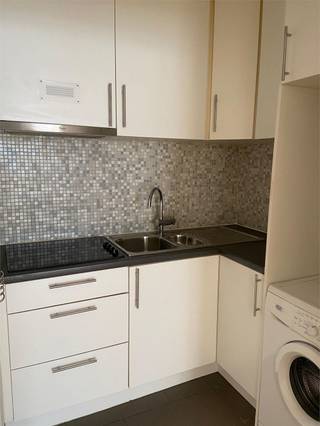 Super gelegen appartement met 1 slaapkamer in klein gebouw.  Het appartement heeft een ruime leefruimte met open keuken. slaapkamer is achteraan gelegen met aansluitend de badkamer. 50 euro gemeenschappelijke kosten waarin water voorzien is. Vrij vanaf 1 mei 2026.