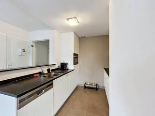 Ruim en lichtrijk 2-slaapkamerappartement met terras en garagebox in hartje BruggeOp een absolute toplocatie in het historische centrum van Brugge bevindt zich dit ruim en lichtrijk appartement met twee volwaardige slaapkamers, een zonnig terras en een afgesloten garagebox. Dankzij de centrale ligging woont u op wandelafstand van de Markt, het Belfort, diverse winkelstraten, scholen, openbaar vervoer en tal van gezellige horecazaken.Het appartement is gelegen op de derde verdieping en geniet van een aangename lichtinval. De ruime leefruimte met parketvloer sluit naadloos aan op de open keuken, die uitgerust is met een keramische kookplaat, combi-oven, koelkast met diepvriesvak en vaatwasser. Vanuit de leefruimte heeft u toegang tot het terras, waar u in alle rust kunt genieten van een moment buiten.Verder beschikt het appartement over twee ruime slaapkamers, beide afgewerkt met een mooie parketvloer, een praktische berging met aansluiting voor een wasmachine, een badkamer met ligbad, douche, dubbele lavabo en spiegelkast, evenals een afzonderlijk gastentoilet.Een grote troef is de afgesloten garagebox, inbegrepen in de huurprijs.- Indeling; InkomhalRuime leefruimte met open keukenBerging met wasmachineaansluitingBadkamer met ligbad, douche en dubbele lavabo2 ruime slaapkamersApart toiletTerrasAfgesloten garagebox- AlgemeenHuurprijs: € 1.150,00/maand (garagebox inbegrepen)Provisie gemeenschappelijke kosten: € 100,00/maandBeschikbaar vanaf 01/08/2026De snelste manier om een bezoek te brengen aan deze woning? Vraag je bezoek aan via de roze knop op onze website (www.dewaele.com) en je wordt gecontacteerd door onze verhuurexpert.