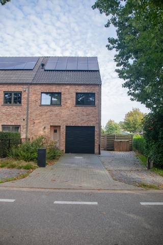 <p>MODERNE EN ENERGIEZUINIGE WONING MET TUIN, 3 SLAAPKAMERS EN RUIME ZOLDER IN ZOERSEL</p><p>Op zoek naar een instapklare, moderne woning in een rustige en aangename omgeving? Deze recente woning uit 2021 combineert comfort, energiezuinigheid en een praktische indeling op een fijne locatie in Zoersel.</p><p>De woning beschikt over een aangename leefruimte met open, volledig uitgeruste keuken. Dankzij de grote raampartijen geniet je van veel natuurlijk licht en een fijne verbinding met de tuin.</p><p>Op de eerste verdieping bevinden zich drie slaapkamers, waarvan één met praktische ingemaakte kasten, en een ruime badkamer met ligbad, aparte douche, dubbel lavabomeubel en toilet. De slaapkamers zijn voorzien van parket, screens en vliegenramen.</p><p>Een absolute troef is de ruime zolderverdieping, bereikbaar via een vaste trap. Deze ruimte is momenteel nog niet afgewerkt, maar biedt heel wat mogelijkheden voor wie extra slaapkamers, een bureau, hobbyruimte of andere leefruimte wil creëren.</p><p>Verder beschikt de woning over:</p><p>10 zonnepanelen<br />EPC-label A<br />Airconditioning op de eerste en tweede verdieping (hiermee kan je de volledige woning koelen)<br />Dubbele beglazing<br />Kruipkelder<br />Tuin<br />Oprit<br />Garage/opbergruimte<br />Aparte berging<br />Screens en vliegenramen op de eerste en tweede verdieping</p><p>De woning is gelegen in een rustige eenrichtingsstraat en toch centraal, met winkels, scholen, horeca, sport- en ontspanningsmogelijkheden in de nabije omgeving. Ook Antwerpen en omliggende gemeenten zijn vlot bereikbaar.</p><p>Een moderne en energiezuinige woning met nog extra potentieel dankzij de ruime zolder. Ideaal voor wie comfortabel wil wonen en tegelijk mogelijkheden voor de toekomst zoekt.</p><p>Karel Uytroevenlaan 35, Zoersel<br />Bouwjaar: 2020<br />Grondoppervlakte: ca. 300 m²<br />Bewoonbare oppervlakte: ca. 170 m²<br />3 slaapkamers + ruime zolder<br />Tuin<br />Oprit + garage/opbergruimte<br />10 zonnepanelen<br />EPC A</p>