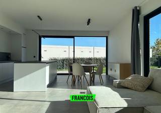 In de Stationsstraat in Herzele, op wandelafstand van het station, winkels en andere voorzieningen, bevindt zich dit recente en volledig instapklare appartement. Dankzij de ligging op het gelijkvloers en de zuidoostgerichte tuin combineert het appartement comfort met een aangename buitenruimte, perfect voor wie houdt van licht, ruimte en praktisch wonen.<br /><br />Bij het binnenkomen treft u een ruime inkomhal met apart toilet, die toegang biedt tot de lichtrijke woonkamer met open keuken. De keuken is volledig uitgerust met alle toestellen en sluit naadloos aan op de leefruimte, waar grote raampartijen zorgen voor veel natuurlijk licht en een mooi zicht op de tuin. De tuin is volledig afgesloten en vormt een heerlijke plek om te ontspannen.<br /><br />Verder beschikt het appartement over drie volwaardige slaapkamers, een moderne badkamer met douche, wastafel en toilet, én twee handige bergingen die zorgen voor extra opbergruimte. Tot slot is er ook een autostaanplaats én een privatieve garagebox inbegrepen, een echte meerwaarde in deze centrale ligging.<br /><br />Het appartement is volledig instapklaar en afgewerkt met duurzame materialen. De vloerverwarming zorgt voor extra wooncomfort.<br /><br />Er is een gemeenschappelijke kost van 65,00 EUR/maand. <br /><br />Beschikbaar in onderling overleg. Interesse in dit mooie/ruime appartement? Doe dan snel jullie aanvraag om een bezoek in te plannen.<br /><br />