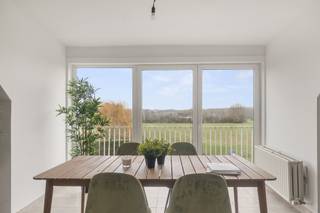 Superbe appartement fraichement remis à neuf à proximité de toutes les commodités et facile d'accès (proche de l'A8). Il dispose d'un beau...