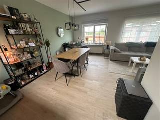 <p><span>D</span><span>it charmante appartement is gelegen in de doodlopende straat pal aan het centrum van Wilrijk, in een rustige, groene woonomgeving, supermarkten, scholen, winkels, apotheek en openbaar vervoer in de buurt.</span></p><p><span>Het appartement bevindt zich op de bovenste verdieping (2eV), in een goed onderhouden, klein gebouw, zonder lift. </span></p><p><span>Het zeer goed onderhouden appartement bestaat uit een mooie leefruimte, praktisch ingerichte keuken, berging, waspaats met uitgietbak, mooie badkamer met inloopdouche, badkamermeubel met dubbele lavabo, toilet op mooie tegelvloer en twee mooie slaapkamers (11,3 - 11,8m²) op laminaatvloer.</span></p><p><span>Troeven:</span></p><p><span> </span></p><p><span>+ centrale ligging in een doodlopende straat</span></p><p><span>+ veel lichtinval mede dankzij 3 lichtkoepels</span></p><p><span>+ appartement op de bovenste verdieping</span></p><p><span>+ klein gebouw</span></p><p><span>+ energielabel B</span></p><p><span> </span></p><p><span>Benieuwd? Maak snel uw afspraak op www.immodelaet.be of op 036440088</span></p><p><span> </span></p><p><span> </span></p>