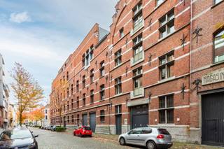 <strong>DUBOIS meets FUGGER. Exclusieve loft kantoorruimte in een industrieel gebouw op toplocatie met een terras van 140 m² met een zuid oriëntatie. Het gebouw is volledig gerenoveerd en in prima staat, voorzien van alle comfort. De combinatie van beton en originele stenen muren geeft het gebouw een extra uitstraling.</strong><br /><br />Een riante inkomhal met een industriële lift voorzien van extra laadmogelijkheden via de straatzijde.<br /><span>Twee verdiepingen met lofts die diverse bedrijven huisvesten - zoals notariskantoor, uitgeverij, groothandel kleding enz. </span><br />Op de eerste verdieping van de Tabaksnatie een schitterend loftkantoor van ca 530 m² met een plafondhoogte van 3.99m. <br />Veel natuurlijke lichtinval en achteraan een zuidgeoriënteerd terras van ca 140 m². De kantoorloft is voorzien van een extra vergaderzaal, opbergruimte, technische ruimte en een grote ingerichte keuken aanpalend bij het terras, toiletten voor dames en heren. De kantoorwanden kunnen weggehaald worden en/of verplaatst worden naar behoefte. Mogelijkheid tot het huren van 3 autostaanplaatsen.<br /><br /><strong><span>INDELING</span></strong><br />- kantoorruimte 530 m² met gesloten vergaderzaal.<br />- Technische ruimte <br />- Keuken voorzien van toestellen en eetplaats<br />- terras van 140 m² <br />- Toiletten gescheiden voor dames en heren<br />- elektriciteit conform<br />- warmelucht verwarming (individuele verwarming-water-elektriciteit-internet) <br />- inpandig € 250/ 3 plaatsen in cascade<br />- AO: algemeen onderhoud gemene delen en lift 5 % van de jaarhuur<br />- KI: onroerende voorheffing 5 %