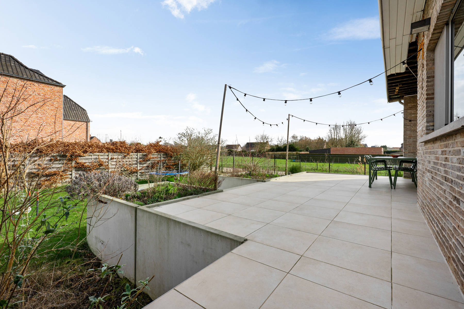 Villa met 5 slaapkamers, 2 badkamers en een ruime kelder. - foto 3