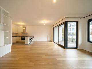 Ideaal gelegen aan een rustige, lommerrijke binnenplaats vlakbij het Fernand Cocqplein, in een modern gebouw, biedt dit appartement een bruto vloeroppervlakte van circa 110 m² (conform het Energieprestatiecertificaat - PEB) in een rustig, met bomen omzoomd appartementencomplex. Het beschikt over twee slaapkamers en een terras.<br /><br />Het appartement op de eerste verdieping komt uit op een garderobe, een gastentoilet en de woonkamer met een op maat gemaakte boekenkast en een volledig uitgeruste open keuken, die allemaal uitkomen op een terras op het zuiden met een zonnescherm. Het slaapgedeelte bestaat uit een hoofdslaapkamer met een en-suite badkamer en een tweede slaapkamer met een kleedkamer en een doucheruimte.<br /><br />Extra voorzieningen zijn onder andere een parkeerplaats (beschikbaar tegen meerprijs), een kelder, een fietsenstalling, een ventilatiesysteem met dubbele stroom, een individuele boiler en een video-intercom.<br /><br />In het hart van de levendige wijk Fernand Cocqplein biedt deze ideale locatie een vriendelijke woonomgeving met zijn vele kleine restaurants, trendy bars en diverse winkels. Uitstekende toegang tot het stadscentrum en het openbaar vervoer.<br /><br />Voor meer informatie kunt u contact opnemen met Mélody Bngoni op +32 (0) 2 640 08 01.