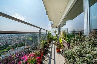 Infos : bruxelles.ouest@weinvest.be ou 02 315 77 22 | Perched on the 22nd floor of a perfectly maintained building, this exceptional ±140 m²...