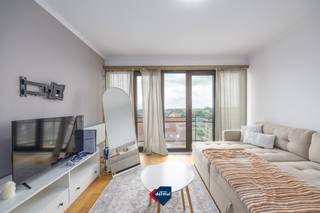Goed onderhouden appartement op de vijfde verdieping van de residentie Hydro Palace. Het appartement heeft 1 slaapkamer en heeft een mooi uitzicht over Mariakerke. U bent vlakbij de Zeedijk en strand, ook de tramhalte is vlakbij om naar het centrum van Oostende of Middelkerke te gaan. Er is een zeer aangenaam terras waarop u kan genieten van de zon in de ochtend en de middag. De keuken en badkamer werden vernieuwd. Het appartement is momenteel verhuurd aan een correcte huurder. Dit appartement heeft een goede prijs/kwaliteit en is ideaal als tweede verblijf of als interessante investering. Contacteer ons kantoor voor uw plaatsbezoek!