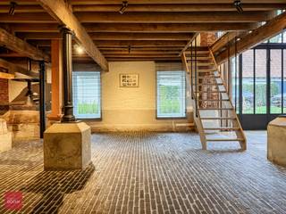 Volledig vernieuwd en bestaande uit een inkomhall, heel ruime en gezellige living met eetplaats, ingerichte nieuwe keuken met berging, 2...