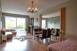 Deze fijne studio combineert een topligging met een aangename woonervaring. Dankzij de kamerhoge ramen voelt ze verrassend ruim aan. Bovendien geniet je van een mooi en open uitzicht dat bijdraagt aan het vrijheidsgevoel in de woonruimte – een zeldzame troef in het hart van de stad.<br />Wegens haar centrale locatie is deze studio je ideale uitvalsbasis. Met Vélo-fietsen, metro, trams en bussen letterlijk voor jee deur, verplaats je je moeiteloos door de hele stad. Pendelen loopt als een trein dankzij het Centraal Station dat op wandelafstand ligt.<br />In de directe omgeving vind je een rijk aanbod aan restaurants waar je kan genieten van culinaire smaken van over de hele wereld - ideaal voor wie houdt van variatie en gezelligheid.<br /><br />De studio wordt momenteel verhuurd, wat ze meteen interessant maakt als investering met onmiddellijk rendement. Tegelijkertijd is het ook de ideale plek voor starters die op zoek zijn naar een eigen plek in de stad.<br /><br />Interesse? Kom dan op het Franklin Rooseveltplaats je New Deal sluiten!<br /><br /><strong>Extra</strong><br />Aparte meter voor elektriciteit. <br />EPC: B.<br />Ramen: dubbelglas.<br />Gemeenschappelijke kosten: 174 euro/maand (incl. water, verwarming, syndicus, blokpolis, liftonderhoud, onderhoud trappenhal, enz.)<br />Foto's ter illustratie van de indeling.<br /><br />(woongebied, vergunning, geen verkavelingsvergunning, voorkooprecht, geen rechterlijke herstelmaatregel of bestuurlijke maatregel opgelegd)