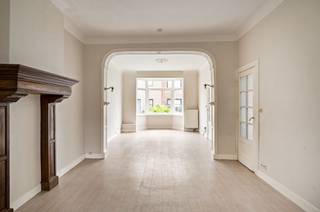 Deze charmante woning is rustig gelegen in een doodlopende straat en geniet tegelijk van een uitstekende centrale ligging, vlak bij...