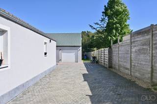 Deze ruime halfopen woning is rustig en landelijk gelegen aan de Heirbaan in Geetbets, op een mooi perceel van maar liefst 19a76ca. U geniet hier van een groene, open omgeving en toch bevindt het centrum zich vlakbij. Scholen, winkels, supermarkten en andere dagelijkse voorzieningen zijn dan ook vlot bereikbaar.<br /><br />De woning werd de voorbije jaren grotendeels gerenoveerd, waarbij de eigenaar aandacht had voor kwaliteit en hedendaags wooncomfort. Zo werd onder meer geïnvesteerd in een nieuwe keuken, een vernieuwde badkamer, een vernieuwde elektrische installatie en nieuwe airconditioning, waardoor de woning klaar is voor een comfortabele toekomst.<br /><br />Bij het betreden van de woning komen we in de inkomhal. Deze geeft toegang tot de kelder en leidt verder naar de leefruimtes. De gezellige leefruimte bestaat uit een ruime eetkamer en een grote zithoek. Aansluitend bevindt zich de ruime, volledig ingerichte keuken, voorzien van alle nodige keukentoestellen. Vanuit de keuken heeft u rechtstreeks toegang tot de vernieuwde badkamer, het gastentoilet en de praktische berging. Via de achterdeur bereikt u bovendien rechtstreeks de oprit, het terras en de ruime, achterliggende tuin. Hier beschikt u over volop mogelijkheden om in alle rust te genieten van de buitenruimte.<br /><br />Op de eerste verdieping bevindt zich de nachthal met toegang tot twee bijzonder ruime slaapkamers. Via een vaste trap bereikt u vervolgens de zolderverdieping. Deze ruimte biedt heel wat mogelijkheden en kan gebruikt worden als extra bergruimte of, mits verdere inrichting, als derde slaapkamer, hobbyruimte of bureauruimte.<br /><br />Ook op vlak van parkeergelegenheid heeft deze woning heel wat te bieden. De lange oprit en dubbele garage zorgen voor ruime parkeermogelijkheden voor meerdere wagens en bieden daarnaast extra bergruimte.<br /><br />Een instapklare woning, een royaal perceel en een rustige ligging in het groen, gecombineerd met reeds uitgevoerde renovaties: deze woning biedt heel wat mogelijkheden voor wie comfortabel en ruim wil wonen in Geetbets.<br /><br />Interesse om deze woning zelf te ontdekken? Contacteer ons vandaag nog voor meer informatie of een bezoek via 011 70 70 19.