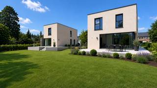 <p><span>Nieuwbouwvilla te huur in Herselt Energiezuinig wonen in het groen</span></p><p><span> </span></p><p><span>In het rustige en groene Herselt realiseren wij deze stijlvolle nieuwbouwvilla met ruime slaapkamers, ontworpen met oog voor comfort, duurzaamheid en hedendaagse architectuur.</span></p><p><span> </span></p><p><span>Deze energiezuinige woning voldoet aan de nieuwste normen en combineren hoogwaardige isolatie, moderne technieken en een doordachte indeling. Grote raampartijen zorgen voor een overvloed aan natuurlijk licht en creëren een harmonieuze verbinding tussen binnen en buiten.</span></p><p><span> </span></p><p><span>Elke villa beschikt over een mooie privatieve tuin met uniek zicht op de omliggende wadis, wat zorgt voor een open en rustgevend uitzicht. Hier geniet u dagelijks van groen, ruimte en privacy.</span></p><p><span> </span></p><p><span>Troeven van dit project:</span></p><p><span> </span></p><p><span>3 volwaardige slaapkamers</span></p><p><span> </span></p><p><span>Energiezuinige bouw volgens recente normen</span></p><p><span> </span></p><p><span>Hedendaagse architectuur</span></p><p><span> </span></p><p><span>Ruime en lichtrijke leefruimtes</span></p><p><span> </span></p><p><span>Mooie tuinen met zicht op wadis</span></p><p><span> </span></p><p><span>Rustige, groene ligging</span></p><p><span> </span></p><p><span>Wonen in Herselt betekent genieten van een landelijke omgeving met vlotte verbindingen naar omliggende gemeenten en voorzieningen.</span></p><p><span> </span></p><p><span>Interesse? Neem contact met ons op voor meer informatie of een persoonlijke toelichting van dit prachtige nieuwbouwproject.</span></p><p><span> </span></p>