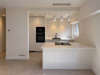 <p><span>Volledig gerenoveerd 1-slaapkamerappartement met ca. 40 m² buitenruimte in Schoten</span></p><p><span>Op een </span><span>uiterst rustige locatie in Schoten</span><span>, op wandelafstand van het kanaal, bevindt zich dit </span><span>volledig gerenoveerde gelijkvloerse appartement</span><span> met één slaapkamer en maar liefst </span><span>ca. 40 m² private buitenruimte</span><span>.</span></p><p><span>Het appartement werd grondig en kwalitatief gerenoveerd. </span><span>Alle leidingen en technieken werden vernieuwd</span><span>, het appartement werd geïsoleerd en voorzien van </span><span>vloerverwarming</span><span>. Ook de ramen werden volledig vernieuwd en zijn uitgerust met </span><span>elektrische rolluiken</span><span>.</span></p><p><span>Via de inkomhal betreed je het appartement. Hier bevindt zich een praktische ingebouwde kast met ruimte en aansluitingen voor </span><span>wasmachine en droogkast</span><span>, waardoor deze netjes uit het zicht kunnen worden geplaatst.</span></p><p><span>De lichtrijke leefruimte sluit naadloos aan op de </span><span>volledig uitgeruste open keuken</span><span>. Deze beschikt over een koelkast, diepvries en een </span><span>Bosch oven en microgolfoven</span><span>. Het ruime kookeiland is voorzien van een kookplaat met </span><span>geïntegreerde dampafzuiging</span><span> en een </span><span>ingebouwde wijnkast</span><span>. De stijlvolle verlichting boven het eiland zorgt voor extra sfeer. Dankzij de oversteek van het werkblad is er bovendien voldoende plaats om enkele barkrukken te plaatsen.</span></p><p><span>Het appartement beschikt over </span><span>één slaapkamer</span><span>, bereikbaar via een mooi geïntegreerde schuifdeur. Ook de badkamer is voorzien van een ingebouwde schuifdeur en werd met veel aandacht voor detail afgewerkt. Ze beschikt over een toilet, een stijlvol badkamermeubel met </span><span>natuurstenen waskom</span><span>, een </span><span>verlichte en verwarmde spiegel</span><span> en een </span><span>zeer ruime inloopdouche</span><span>.</span></p><p><span>Ook aan buitenruimte is er geen gebrek. Aan de achterzijde bevindt zich een </span><span>volledig omheind terras van ca. 25 m² met westoriëntatie</span><span>, ideaal om te genieten van de namiddag- en avondzon. Via een afsluitbaar poortje is het appartement bovendien rechtstreeks langs het terras toegankelijk.</span></p><p><span>Daarnaast beschikt het appartement over het </span><span>private gebruik van ca. 15 m² tuin aan de voorzijde van het appartementsgebouw</span><span>. Samen biedt dit appartement dus maar liefst </span><span>ca. 40 m² private buitenruimte</span><span>, verdeeld over de voor- en achterzijde.</span></p><p><span>Een </span><span>volledig instapklaar appartement</span><span> met een hoogwaardige afwerking, hedendaags wooncomfort en een bijzonder rustige ligging op wandelafstand van het kanaal.</span></p><p><span>Garagebox optioneel bij aan te kopen aan 25.000 €.</span></p><p><span>Troeven:</span><span> </span></p><p><span>- volledig gerenoveerd </span></p><p><span>- vloerverwarming vernieuwde leidingen en technieken</span></p><p><span>- geïsoleerd </span></p><p><span>- lage EPC</span></p><p><span>- asbestvrij</span></p><p><span>- nieuwe ramen met elektrische rolluiken  </span></p><p><span>- uiterst rustige ligging nabij het kanaal </span></p><p><span> </span></p><p><span>Lage gemeenschappelijke kosten want geen lift aanwezig!</span></p>