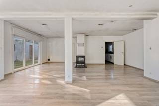 Deze charmante bungalow is rustig en landelijk gelegen in Aalbeke, nabij Kortrijk, en bevindt zich op een prachtig perceel van bijna 1.200 m².<br /><br />Bij het binnenkomen valt meteen de aangename, lichtrijke leefruimte op. Dankzij de grote raampartijen geniet u hier niet alleen van overvloedig natuurlijk licht, maar ook van een prachtig en rustgevend groen uitzicht op de omgeving.<br /><br />De woning beschikt verder over drie slaapkamers, een badkamer, een keuken en een praktische berging en een ruime zolder, die ideaal dienstdoet als stockageruimte.<br /><br />Verder is er de zeer ruime, aparte garage, die tal van mogelijkheden biedt voor het stallen van voertuigen, fietsen of het creëren van extra bergruimte.<br /><br />De woning is voorzien van een energiezuinige verwarmingsinstallatie met warmtepomp en zonnepanelen. Alle ramen zijn uitgevoerd in onderhoudsvriendelijk wit PVC en voorzien van dubbele beglazing, wat zorgt voor een aangenaam wooncomfort.<br /><br />Dankzij de rustige ligging, het ruime perceel en de mooie lichtinval biedt deze bungalow een unieke combinatie van comfort, privacy en landelijk wonen, en dit op korte afstand van Kortrijk.<br /><br />Een absolute troef van deze woning is de directe toegang tot het achterliggende Preshoekbos via de tuin. Zo geniet u vanuit uw eigen tuin meteen van de rust, privacy en natuurlijke omgeving, ideaal voor wie houdt van wandelen en genieten van het buitenleven.<br /><br />Plan snel uw bezoek in via www.albert.immo of bel naar Angélique op 0484/74 25 68.