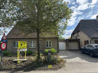 Ruime gezinswoning met veel potentieel op een uitstekende locatie.Bij het betreden van de woning kom je terecht in een verzorgde inkomhal met...