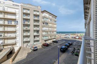 Lichtrijk appartement met 1 slaapkamer en zeezicht te koop in Koksijde. Gelegen in residentie Aosta (1976). Het appartement wordt gemeubeld verkocht in ligt op enkele stappen van de Zeedijk en het commercieel centrum van Koksijde. De ideale investering dus!<br /><br />Indeling : inkom, woonkamer, keuken, badkamer met douche en toilet. Private kelderberging en gemeenschappelijke fietsenstalling aanwezig.<br /><br />Interesse in dit pand? Neem dan contact op met Ron Verhaeghe via het nummer 0470 85 29 80 of via ron.verhaeghe@dewaele.com<br /><br />Bestuursmaatregelen in het maatregelenregister: nee