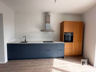 <p><span>In de mooiste winkelstraat van Diest verhuurt Immo Diest dit prachtig doorzonappartement met een gevelbreedte van meer dan 12m!</span></p><p><span>Geniet van uitzonderlijk veel lichtinval, en dat midden in de stad. Het appartement heeft volgende indeling:</span></p><p><span> </span></p><p><span>GELIJKVLOERS:</span></p><p><span>- gemeenschappelijke inkomhal met fietsenberging</span></p><p><span>- trap naar boven</span></p><p><span>- trap naar de kelder</span></p><p><span> </span></p><p><span>TWEEDE VERDIEPING:</span></p><p><span>- eigen inkomhal </span></p><p><span>- grote slaapkamer die -indien u wenst- opgedeeld kan worden in 2 volwaardige (slaap)kamers/dressing/bureau</span></p><p><span>- toffe keuken met toestellen en alle comfort</span></p><p><span>- leefruimte met hoge plafonds en veel ramen (daglicht)</span></p><p><span>- zonnig terras aan de achterzijde</span></p><p><span>- badkamer met lavabo en douche</span></p><p><span>- apart toilet</span></p><p><span>- berging/wasplaats met oa. gaswandketel en omvormer zonnepanelen </span></p><p><span> </span></p><p><span>In de kelder beschikt u nog over een eigen kelderberging.</span></p><p><span>Op het gelijkvloers is er een gemeenschappelijke fietsenberging.</span></p><p><span>De huurprijs bedraagt € 1090,00 + € 10,00 gemeenschappelijke kosten<br />Wilt u dit appartement graag bezoeken? Dat kan!<br />Vul de kandidaatstelling in op Immodiest.be (onder te huur - >Ketelstraat 3-A002 3290 Diest ->Oranje knop -> 'Huuraanvraag')<br />Van zodra wij deze informatie ontvangen hebben, nemen wij contact met u op.</span></p><p><span> </span></p>