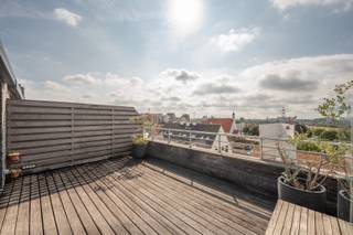 Res. Searose<br /><br />Droom je van een lichtrijk en instapklaar appartement aan zee? Dan is dit prachtige appartement in de Brusselstraat te Zeebrugge zeker een bezoek waard. Dankzij de ligging op wandelafstand van het strand geniet je hier van een uitstekende locatie én een heerlijk zonnig terras met perfecte zuidoriëntatie.<br /><br />Vanuit de leefruimte heb je een open en rustgevend uitzicht over het hinterland en de tennisclub.<br />Het appartement is instapklaar en beschikt over een aangename leefruimte, een ingerichte keuken, één slaapkamer met airconditioning, een badkamer en een apart toilet. Daarnaast beschikt het appartement over een private kelder.<br />Er is bovendien de mogelijkheid om een ruime, vlakbij gelegen garagebox aan te kopen, met een afmeting van ca 3,10 m x ca 6,00 m, voor € 39.500.<br />Een ideale plek om te genieten van de rust, de zon en de nabijheid van de zee.<br /><br />Ref.A510 