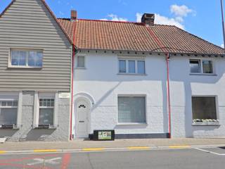 Op wandelafstand van het centrum kunt u deze totaal gerenoveerde en knusse woning terugvinden met gezellig terras, tuintje en uitweg met poortje voor fiets die uitkomt in de Weggevoerdenstraat.<br />Er is heel wat gratis parkeergelegenheid in de buurt.<br /><br />Indeling:<br />GV: inkomhal - woonkamer met centrale verwarming gas - open keuken met elektrisch koken, dampkap, koelkast, vaatwas, combi-oven, spoelbak - washoek/bergruimte - kleine kelderberging - apart toilet.<br /><br />1e V: nachthal - 2 ruime slaapkamers met centrale verwarming gas - badkamer met lavabomeubel, bad, inloopdouche en toilet - kleine berging.<br /><br />2e V: geïsoleerde zolder.<br /><br />Algemeen:<br />- EPC 285 - label C<br />- Bewoonbare oppervlakte: 91 m²<br />- Overal dubbel glas<br />- Wifi aanwezig<br />- Lichtarmaturen aanwezig<br />- Overal rolluiken<br />- American store blijven aanwezig<br />- Vrij vanaf 01/09/2026<br /><br />Huurprijs: € 785/maand.<br /> 