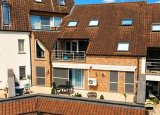 <p><span>Ruim appartement met 3 slaapkamers en groot zonneterras 50 m² en dubbele<br />ondergrondse garage in het centrum van Heers.</span></p><p><span>In het centrum van Heers, met alle voorzieningen op wandelafstand bereikbaar, ligt dit ruime<br />appartement. </span></p><p><span>Bent u op zoek naar een ruim en comfortabel appartement op een centrale ligging?<br />Dan is dit verzorgde appartement in het hart van Heers zeker een bezoek waard. <br />Dankzij de uitstekende ligging bevinden winkels, horeca, scholen en openbaar vervoer zich<br />op wandelafstand, terwijl u geniet van alle comfort dat dit ruime appartement te bieden<br />heeft.</span></p><p><span>Via de inkomhal met apart gastentoilet betreedt u de lichtrijke leefruimte. Aan de straatzijde<br />bevindt zich een royale zithoek die naadloos overgaat in de eetkamer. Grote schuiframen<br />zorgen voor een aangename lichtinval en bieden directe toegang tot het uitzonderlijk ruime <br />en zonnige terras van ongeveer </span><span>50 m²</span><span>. Hier geniet u in alle rust van een gezellige <br />buitenruimte waar u volop kunt ontspannen of gasten ontvangen.</span></p><p><span>De aparte keuken (IXINA 2022) beschikt over voldoende werk- en bergruimte en sluit aan<br />op een praktische wasberging. Ook vanuit de keuken heeft u rechtstreeks toegang tot het <br />terras, wat het buitenleven extra comfortabel maakt.</span></p><p><span>Het appartement beschikt over drie volwaardige slaapkamers van respectievelijk </span><span>15 m²</span><span>, <br /></span><span>12,5 m²</span><span> en </span><span>9 m²</span><span>, waardoor er voldoende ruimte is voor een gezin, een thuiskantoor of <br />hobbyruimte. De ruime badkamer van </span><span>7,5 m²</span><span> is uitgerust met zowel een ligbad als een <br />douche, wat zorgt voor extra comfort.</span></p><p><span>Een absolute meerwaarde is de afgesloten garagebox , geschikt voor twee wagens en <br />inbegrepen in de vraagprijs. Bovendien beschikt het gebouw over een lift, wat het <br />appartement vlot toegankelijk maakt voor jong en oud.</span></p><h3><span>Troeven</span></h3><ul><li><span>Centrale ligging in het centrum van Heers </span></li><li><span>Ruim appartement met 3 slaapkamers </span></li><li><span>Zonnig terras van ca. 50 m² </span></li><li><span>Lichtrijke leefruimte met grote schuiframen </span></li><li><span>Ruime keuken met praktische wasberging </span></li><li><span>Badkamer met ligbad én douche </span></li><li><span>Lift aanwezig in het gebouw </span></li><li><span>Afgesloten dubbele garagebox inbegrepen </span></li></ul><p><span> </span></p><p><span>Een ruim appartement met een uitzonderlijk groot terras, drie slaapkamers en een dubbele<br />garagebox op een toplocatie in het centrum van Heers. Contacteer ons vandaag nog voor<br />meer informatie of een bezichtiging.</span></p>