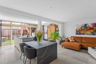 <p><span>Ce magnifique HOB est situé dans un endroit extrêmement calme, à proximité immédiate du zoo de Planckendael et à quelques minutes du centre de Malines. </span></p><p><span>En entrant dans cette maison entièrement rénovée, vous remarquerez immédiatement l'abondance de lumière, grâce aux grandes fenêtres et aux lucarnes stratégiquement placées.</span></p><p><span> </span></p><p><span>La propriété est parfaitement aménagée pour une vie au rez-de-chaussée et offre tout le confort nécessaire. Les équipements comprennent une chambre spacieuse entièrement équipée d'armoires encastrées, une salle de bains élégante et un espace de vie ouvert avec cuisine. </span></p><p><span>La cuisine ouverte est entièrement aménagée et équipée de tous les appareils modernes, ce qui est idéal pour ceux qui aiment le confort et la fonctionnalité. La belle salle de bains avec des carreaux vintage de caractère dégage un charme pur.</span></p><p><span> </span></p><p><span>Au premier étage se trouve une chambre particulièrement spacieuse de pas moins de 30 m², qui offre de nombreuses possibilités, telles qu'une chambre principale, une salle de loisirs ou un bureau.</span></p><p><span> </span></p><p><span>De plus, la maison est exempte d'amiante et l'électricité est conforme.</span></p><p><span>Un atout supplémentaire est le garage très spacieux avec porte sectionnelle automatique, ainsi que l'eau et l'électricité fournies.</span></p><p><span> </span></p><p><span>La propriété bénéficie d'un emplacement très pratique et calme, idéal pour ceux qui aiment la verdure tout en voulant les avantages de la ville à portée de main.</span></p><p><span>Nous travaillons avec des heures de visite, après quoi tous les candidats auront la possibilité de faire une offre.</span></p><p><span>Vous pouvez prendre rendez-vous en appelant le 015 200 999 ou en vous rendant sur le site info@vastgoedplus.be.</span></p>