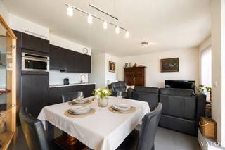 <p>Ontdek dit verzorgde en <span><b>energiezuinige appartement</b></span>, ideaal gelegen in het <span><b>centrum van Nevele</b></span>. Dankzij de <span><b>uiterst centrale ligging</b></span> bevinden winkels, scholen, openbaar vervoer en een sportcentrum zich op wandel- of fietsafstand. Bovendien geniet u van een <span><b>vlotte verbinding</b></span> naar de autosnelweg en liggen zowel het <span><b>station van Deinze</b></span> als het <span><b>station van Landegem</b></span> vlakbij. Tal van <span><b>fiets- en wandelroutes</b></span> vertrekken in de onmiddellijke omgeving.</p>
<p>Het appartement is <span><b>compact en praktisch ingedeeld</b></span> en beschikt over <span><b>twee slaapkamers</b></span>. De tweede kamer leent zich perfect als <span><b>bureau</b></span>, <span><b>kinderkamer</b></span> of hobbyruimte, waardoor deze woonst ideaal is voor <span><b>alleenstaanden, koppels of een klein gezin</b></span>.</p>
<p>Een absolute meerwaarde is het <span><b>ruime zonneterras</b></span>, dat fungeert als een <span><b>volwaardige extra buitenruimte</b></span>. De ideale plek om te ontspannen, gezellig te tafelen of te genieten van een rustig moment in de buitenlucht.</p>
<p>Daarnaast beschikt het appartement over een <span><b>afzonderlijke garage</b></span><span>, goed voor extra </span><span><b>comfort</b></span><span>, </span><span><b>veilige parkeergelegenheid</b></span><span> en </span><span><b>bijkomende opbergruimte</b></span><span>.</span></p>
<p>Een ideale woongelegenheid voor wie op zoek is naar een <span><b>instapklaar</b></span>, <span><b>comfortabel</b></span> en <span><b>energiezuinig appartement</b></span> op een <span><b>centrale locatie</b></span>, met alle voorzieningen binnen handbereik.<br /><br />Domicilie verplicht<br />Huurwaarborg: 3 maanden via Korfine<br />Huur: 895 €/maand + 55 €/maand bijdrage syndicus <br />Totale huurprijs: 950 €/maand<br />Bezoek enkel op afspraak<br /><br /><span><strong><span>Interesse?</span></strong><br /><span>Contacteer<strong> Philippe Van Peteghem </strong>via <strong>0467/04.33.11 </strong>of<strong> philippe@valorvastgoed.be </strong>voor meer info of een vrijblijvende bezichtiging.</span><br /><br /></span></p>