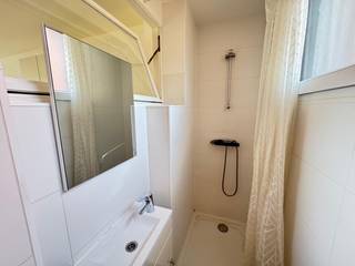 Gezellig appartement met 1 slaapkamer in het centrum van Hoboken.<br /><br />Op een centrale locatie aan de Kioskplaats 72 in Hoboken bevindt zich dit aangename en instapklare appartement.<br />Het appartement beschikt over een lichtrijke leefruimte met open, volledig ingerichte keuken van circa 30 m², afgewerkt met parket. De slaapkamer is eveneens voorzien van parket en heeft een oppervlakte van circa 11 m².<br />Verder beschikt het appartement over een badkamer met bad, douchevoorziening en lavabo, evenals een afzonderlijk toilet.<br />De maandelijkse algemene kosten bedragen € 65 en omvatten het gebruik van de lift en het waterverbruik.<br /><br />Het appartement is onmiddellijk beschikbaar. Ideaal voor wie comfortabel en centraal wil wonen, met winkels, openbaar vervoer en andere voorzieningen vlakbij.