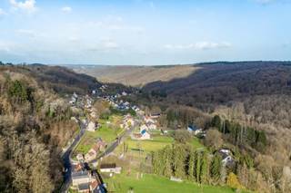 Dans un cadre verdoyant et rural, ce terrain de 940 m² à Lustin offre un environnement rare où calme, nature et vue dégagée se rencontrent...