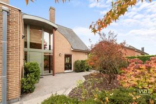 Cette villa quatre façades parfaitement entretenue est située dans un quartier résidentiel calme, à seulement 3 km du centre de Ninove (9406...