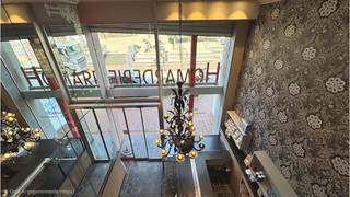 <strong>KNOKKE - Absolute Toplocatie</strong> - Ruim en instapklaar <strong>HANDELSPAND </strong>te koop aan het prestigieuze <strong>Van Bunnenplein</strong>, het dynamische verbindingspunt tussen de Zeedijk, de Lippenslaan en andere exclusieve winkelstraten van Knokke! Het unieke pand heeft een <strong>onovertroffen ligging en visibiliteit!</strong><br />Dankzij deze <strong>strategische ligging</strong> geniet de zaak van een constante wandelstroom van zowel trouwe lokale bewoners, tweede-verblijvers als koopkrachtige (dagjes)toeristen!<br />Troeven:<br />+ <strong>Vlot bereikbaar</strong>: Gelegen nabij ruime publieke parkeermogelijkheden onder en rondom het plein!<br />+ <strong>Uitzonderlijke ruimte</strong>: Verrassend royale oppervlakte met een bruikbare vloeroppervlakte van 293 m²<br />+ <strong>Maximale passage</strong>: Gelegen op een van de drukste wandelassen tussen het strand en het centrum!<br />+ Grote visibiliteit!<br />+ <strong>Energielabel B!</strong><br />+ Asbestveilig!<br />+ Winkelinrichting volledig vernieuwd door Wimag in 2018!<br />+ Kwalitatieve en trendy inrichting!<br />+ Winkel afsluitbaar met aluminium rolluik!<br />+ Zeer goede mobiscore 8,1 op 10!<br />+ Geen overname!<br />+ Bijna 20 jaar dezelfde uitbater, thans uitgebaat als Traiteur / Vishandel<br />Kortom: <strong>Een UNIEKE OPPORTUNITEIT op een UNIEKE EN EXCLUSIEVE LOCATIE! </strong><br />Bestemming: geschikt als Traiteurdienst of Horecauitbating!<br />Niet toegelaten:<br />- Iedere nachtuitbating ( Geen nachtwinkel, dancing, nachtclub e.d. )<br />- Iedere handel die geluids- of geuroverlast kan veroorzaken!<br /><br />Omvat een grote winkelruimte van ca. 120 m², koude keuken / atelier, 2 koelcellen, goederenlift en trap naar een polyvalente mezzanine ruimte van ca. 60 m². De kelderverdieping omvat een warme keuken, afwasruimte, opslagruimte, 2 bergingen, kleedkamer personeel met douche en een sanitaire ruimte.<br />Vg,Wg,Gmo,Gvkr,Gvv<br />P-score=A G-score=A<br />#slimondernemen #Knokke #Knokkeheist<br /><br />Totale bruikbare vloeroppervlakte 293 m²