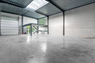 - Unité KMO neuve (TVA déductible)<br />- Emplacement idéal à Dadizele: Industrielaan 7, unité 8<br />- 249 m² (223 m² + étage de 26 m²) - Hauteur libre de 5,6 m - Largeur de 12,45 m<br />- Structure en acier avec panneaux de béton et murs coupe-feu isolés entre les unités<br />- Tôles de toit en acier avec revêtement en PVC et écoulements d'urgence, avec verrière<br />- Porte sectionnelle électrique de 4 m sur 4,2 m<br />- Fenêtres et portes en aluminium<br />- 2 places de parking incluses<br />- Frais de raccordement aux services publics inclus<br />- Prix indicatif: 336.750 €