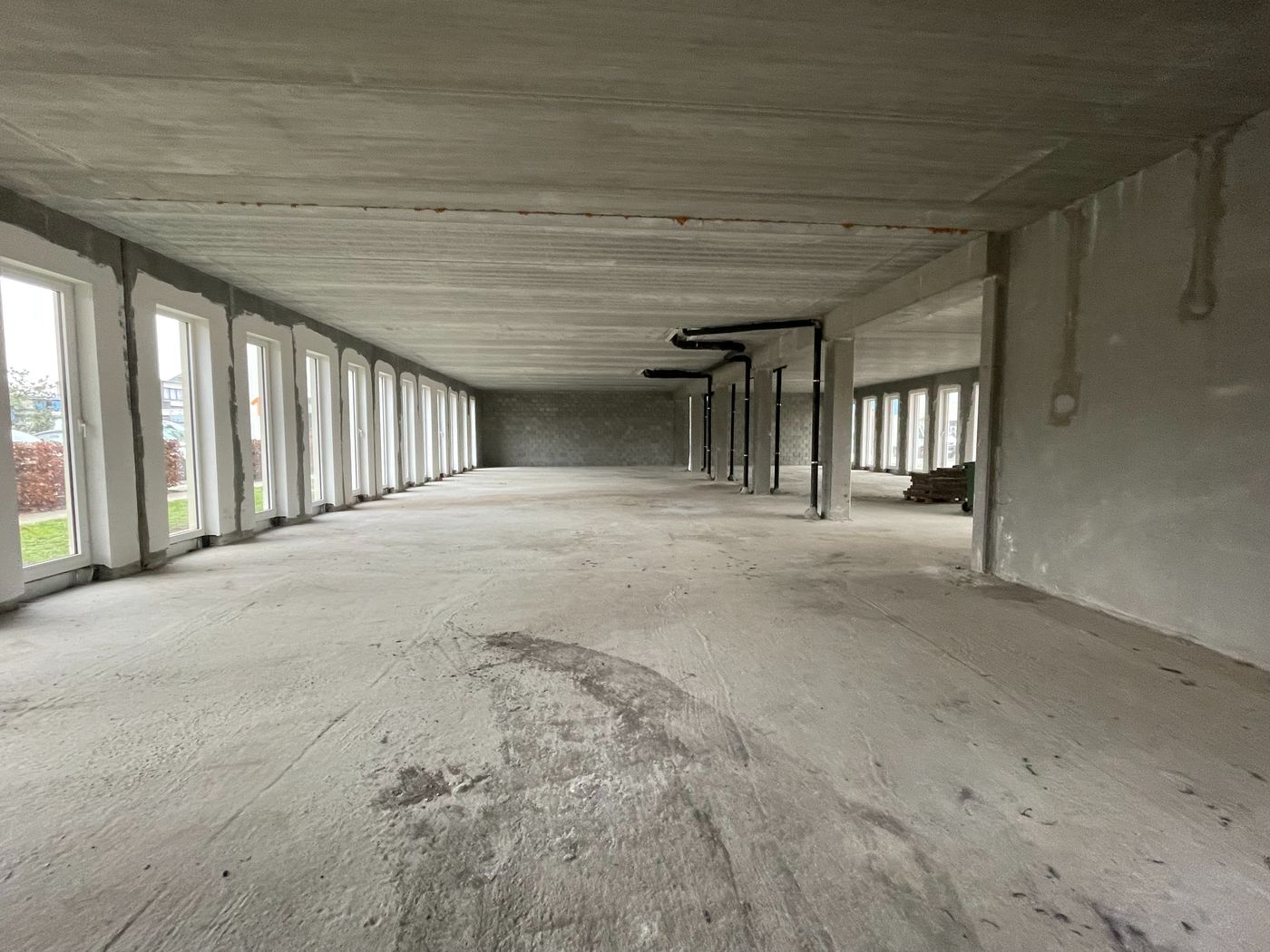360 m² handelsruimte met uitstekende zichtlocatie nabij R0 - photo 2