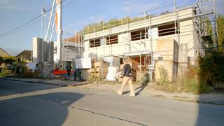 <strong>Immo Van Middelem biedt deze stijlvolle, energiezuinige, halfopen nieuwbouwwoning aan op een perceel van +/- 8a64ca te Ternat, op de grens met Dilbeek. De woning maakt deel uit van het kleinschalige project PASTORITA en is gelegen in een rustige straat met zicht op de achterliggende velden. Dankzij de nabijheid van het station van Sint-Martens-Bodegem en de goede verbindingen richting Brussel en Gent geniet u hier van landelijk wonen zonder afgelegen te zijn.</strong><br /><br />Benieuwd? Neem alvast een kijkje: https://youtu.be/RkTWoQls83s<br /><br />De woning heeft een ruime en praktische indeling, met een oppervlakte van ongeveer 229 m² (volgens EPB, inclusief zolder en garage). De grote ramen zorgen voor veel licht in de leefruimte, waar de eet- en zithoek aansluiten op een volledig ingerichte keuken met toestellen, waarvoor een budget van € 25.000 excl. btw is voorzien. Verder zijn er vier slaapkamers, twee badkamers en een afzonderlijk bureau voorzien. Ook de ruime zolder biedt extra mogelijkheden, bijvoorbeeld als hobbyruimte of bijkomende bergruimte. De woning wordt bovendien geschilderd opgeleverd in zachte tinten, met een stijlvolle mortexlook.<br /><br />Op het vlak van energiezuinigheid is de woning uitgerust met een warmtepomp, vloerverwarming en zonnepanelen. De goede isolatie draagt mee bij aan het lage, berekende E-peil van E17.<br /><br />De woning wordt aangeboden voor € 735.000, exclusief aankoopkosten. De grondwaarde is onderworpen aan registratiebelasting en de constructiewaarde aan btw. Mits voldaan aan de wettelijke voorwaarden kan de aankoop gebeuren met toepassing van het verlaagde btw-tarief van 6%.<br /><br />Deze woning biedt heel wat leefruimte voor gezinnen die op zoek zijn naar een comfortabele, energiezuinige nieuwbouwwoning in een groene omgeving.<br /><br />De gebruikte renders zijn louter illustratief en dienen om de sfeer, architectuur en voorziene materialen weer te geven. Ze kunnen afwijken van de uiteindelijke uitvoering en zijn niet bindend.<br />Kijk ook even op: https://pastorita.be.<br /><br />Contacteer Immo Van Middelem voor meer informatie!