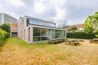 <p><span>GENT CENTRUM - Instapklare studentenkamer op toplocatie</span></p><p><span> </span></p><p><span> </span></p><p><span>Deze interessante investeringsopportuniteit is gelegen op de gelijkvloerse verdieping van Residentie Housing4Students in de Vlasgaardstraat.</span></p><p><span>De trendy kamer is voorzien van ingemaakte kasten, bed, bureau, wastafelmeubel en kleine kitchenette. Verder worden het sanitair, de keuken en een ontspanningsruimte gedeeld per verdieping. </span></p><p><span> </span></p><p><span> </span></p><p><span>Enkele troeven in een notendop: </span></p><ul><li><span>Centrale ligging</span></li><li><span>Volledig instapklaar</span></li><li><span>Voorzien van maatwerk</span></li><li><span>Energiezuinig</span></li><li><span>Vlot verhuurbaar met mooi rendement</span></li><li><span>Gemeenschappelijke parktuin</span></li><li><span>Fietsenberging</span></li></ul><p><span> </span></p><p><span> </span></p><p><span>Afstand tot de campus: </span></p><ul><li><span>KU Leuven - Campus Rabot: 1,0 km</span></li><li><span>UGent - Campus Coupure: 1,1 km</span></li><li><span>UGent - Campus Henri Dunant: 1 km</span></li><li><span>KASK & Conservatorium: 1,8 km</span></li><li><span>HOGENT - Campus Mercator: 2,1 km</span></li><li><span>Arteveldehogeschool - Campus Kattenberg: 2,7 km</span></li></ul><p><span> </span></p><p><span> </span></p><p><span> </span></p><p><span>Belangrijk: </span></p><p><span>Richtprijs: 159.000 EUR</span></p><p><span> </span></p><p><span>Interesse? Contacteer Axel Lenaerts makelaars voor meer info of een bezoek ter plaatse via 09 245 24 24 of <span>Laurens@axellenaerts.be</span></span><span> </span></p>