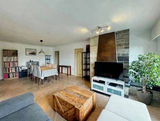 <div>Op zoek naar een comfortabel en modern appartement op een gunstige locatie? Dit aangename appartement in residentie Talmar biedt een mooie combinatie van ruimte, licht en praktisch wooncomfort.</div><div> </div><div>Via de inkomhal kom je terecht in de ruime leefruimte, waar de grote raampartijen zorgen voor een aangename lichtinval. De woonkamer sluit mooi aan op de open keuken, die voorzien is van de nodige moderne toestellen en een centrale plaats inneemt binnen de leefruimte.</div><div> </div><div>Verder beschikt het appartement over twee volwaardige slaapkamers. De master bedroom biedt voldoende ruimte voor een comfortabel bed en extra opberging, terwijl de tweede kamer flexibel kan worden ingericht als slaapkamer, bureau of hobbyruimte.</div><div> </div><div>De badkamer is uitgerust met een douche en daarnaast is er een afzonderlijk toilet. Een extra pluspunt is de praktische berging, die zorgt voor de nodige extra opbergruimte.</div><div> </div><div>Ook op vlak van comfort en uitstraling werden er de nodige vernieuwingen uitgevoerd. Zo werden alle ramen gerenoveerd en voorzien van ingebouwde rolluiken. Daarnaast werden ook de balustrades vernieuwd en afgewerkt in glas, wat de residentie een moderne en eigentijdse uitstraling geeft.</div><div> </div><div>Buiten beschikt het appartement over maar liefst twee terrassen. Zo kan je op elk moment van de dag genieten van de buitenlucht en het mooie uitzicht.</div><div> </div><div>Als extra bergruimte is er in de kelder van de residentie nog een private opbergbox aanwezig.</div>
