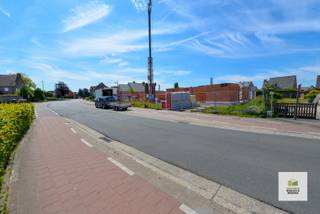 LOT 2:Dé perfecte locatie: recht tegenover het Sportpark, groene omgeving met de gemakken van het centrum van Wingene op wandelafstand. (openbaar...