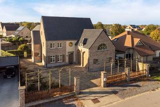 <p><span>Op zoek naar een royale gezinswoning met karakter, een zalige tuin én uitzonderlijk veel ruimte? Deze prachtige villa in pastorijstijl heeft het allemaal: een gezellige leefruimte, 4 slaapkamers, een aparte woonverdieping, een volledig ingerichte kelder en een zonnige tuin met zwembad. De rustige ligging in Oosthoven krijg je er zo bij!</span></p><p><span> </span></p><p><span>In een rustige straat in Oosthoven, achter een charmante gevel in baksteen, vind je deze mooie villa uit 2006. De grote oprit biedt plaats aan minstens drie wagens, en daarnaast heb je nog een dubbele garage. Binnen wacht je maar liefst ca 434 m² bewoonbare oppervlakte, met een warme, landelijke afwerking en heel wat mooie details.</span></p><p><span> </span></p><p><span>Licht, ruimte en charme</span></p><p><span>Via de inkomhal met z'n landelijke tegelvloer stap je binnen. Je vindt hier een handige ingemaakte vestiairekast, een apart gastentoilet en toegang tot een extra kamer die momenteel als speelkamer wordt gebruikt, maar evengoed dienst kan doen als thuisbureau.</span></p><p><span>Door de dubbele deuren kom je in de royale leefruimte, waar het daglicht langs de vele ramen binnenvalt en je een mooi zicht hebt op de tuin. Het salon heeft een warme parketvloer en een gezellige houthaard, perfect voor lange winteravonden. De sierlijsten en plafondrozet geven het geheel nog wat extra karakter.</span></p><p><span>Aansluitend heb je de eetruimte en de landelijke keuken, allebei op een rustieke tegelvloer. De keuken is ingericht met witte kastfronten, een donker werkblad, een elektrische kookplaat met oven, dampkap, spoelbak, vaatwasser en heel wat kastruimte. Er is ook meer dan genoeg plaats voor een grote eettafel. Dankzij de grote schuiframen geniet je hier van veel licht en stap je zo naar buiten.</span></p><p><span>En wat voor een buitenplek! De zuidwestgerichte tuin is mooi aangelegd, met een groot gazon, verzorgde hagen, een zwembad en een heerlijk terras met overkapping. Ideaal voor een frisse duik op warme dagen, een gezellige barbecue of een rustig koffietje in de schaduw. Aan beide kanten van de woning heb je een poortje naar de tuin.</span></p><p><span> </span></p><p><span>Vier grote slaapkamers en een luxe badkamer </span></p><p><span>Op de eerste verdieping vind je vier ruime slaapkamers, met heel wat ingemaakte kasten. Eén kamer heeft toegang tot een balkon, een andere valt meteen op door het prachtige ronde raam en de indrukwekkende plafondhoogte. Ook hier zie je de landelijke stijl terugkomen, gecombineerd met warme houten vloeren en veel natuurlijk licht.</span></p><p><span>De grote badkamer heeft bijna de allures van een wellness, met haar vrijstaande bad op sierlijke pootjes, ruime douchecabine, dubbele lavabo op een houten meubel en toilet. De zuilen, sierlijsten en lichte natuursteenkleuren maken het plaatje compleet.</span></p><p><span> </span></p><p><span>Een extra woonverdieping én een kelder vol mogelijkheden</span></p><p><span>De tweede verdieping is ingericht als een volwaardige extra woongedeelte, met een gezellige zithoek, open keuken, aparte slaapkamer en eigen badkamer. De schuine plafonds en dakramen zorgen voor een warme, huiselijke sfeer. Een heerlijke plek voor een inwonende student, een ouder kind dat wat zelfstandigheid wil of gasten die graag hun eigen stekje hebben. Ook voor kangoeroe wonen of Airbnb zijn hier mogelijkheden. Bovendien vinden we hierboven nog een zolder die bereikbaar is via een vlizotrap voor extra opbergruimte.</span></p><p><span>En dan is er nog de volledig ingerichte kelder, die je zowel vanuit de woning als via een brede buitentrap in de tuin bereikt. Hier heb je een grote polyvalente ruimte, momenteel ingericht voor ontspanning en fitness, met een eigen toilet. Een thuisbioscoop, hobbyruimte, speelparadijs of je eigen café? Aan plaats geen gebrek! Daarnaast vind je er nog een berging en technische ruimte.</span></p><p><span> </span></p><p><span>Rustig wonen in het groene Oosthoven</span></p><p><span>Je woont hier in Oosthoven, een fijne, residentiële omgeving in Oud-Turnhout, waar rust en bereikbaarheid mooi samengaan. Achter de tuinen ligt een groot speelplein, ideaal voor kinderen, en ook scholen zoals basisschool Reuzepas zijn in de buurt. Voor winkels, horeca en een terrasje op de Grote Markt fiets je makkelijk naar het centrum van Turnhout. Dankzij de goede verbindingen bereik je ook Antwerpen en de Nederlandse grenssteden vlot.</span></p><p><span> </span></p>