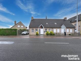 Deze lichtrijke woning geniet van een centrale ligging op wandelafstand van verschillende winkels, diensten en openbaar vervoer.<br /><br />De halfopen woning beschikt over volgende indeling:<br />Een inkomhal met gastentoilet, één slaapkamer of bureauruimte, berging, keuken met elektrische kookplaat, dampkap, warmeluchtoven, koelkast met vriesvak en dubbele spoelbak en een lichtrijke leefruimte met plaats voor zit- en eethoek.<br />Op de eerste verdieping bevinden zich een nachthal, een cv-berging, drie slaapkamers en een badkamer met lavabo, toilet, ligbad met douchemogelijkheid en aansluiting voor wasmachine.<br />Via een uitschuifbare trap is een zolder toegankelijk.<br /><br />Daarnaast beschikt de woning over een leuke tuin met terras, een parkeerplaats naast de woning en een in steen gebouwde garage. <br /><br />