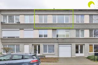 Graag bieden wij u dit instapklaar appartement aan met 2 slaapkamers (+ extra achterkamer), inclusief kelderberging. De autostaanplaats in het...