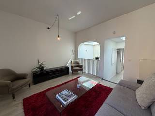 Op zoek naar een instapklaar appartement met het comfort en de beleving van een woning? Dit charmante, volledig bemeubelde triplex appartement biedt dankzij de indeling over drie verdiepingen een uniek woongevoel dat sterk doet denken aan een huis. Gelegen in het bruisende centrum van Antwerpen, tussen de Grote Markt en de Kloosterstraat en op wandelafstand van de Schelde, geniet u hier van een uitzonderlijke toplocatie.<br /><br />Via de inkom bereikt u de eerste verdieping, waar zich een gezellige eetkamer met een volledig uitgeruste keuken bevindt. Op de tweede verdieping vindt u een ruime en lichtrijke woonkamer die via een open verbinding in contact staat met de keuken, wat zorgt voor een aangenaam en ruimtelijk gevoel.<br /><br />Op dezelfde verdieping bevindt zich de comfortabele badkamer, uitgerust met een ligbad, een aparte douche, twee lavabo's, een wasmachine en een droogkast. Het toilet is apart, wat extra comfort biedt.<br />De bovenste verdieping herbergt de sfeervolle slaapkamer. Dankzij de ramen aan beide zijden geniet deze ruimte van een overvloed aan natuurlijk licht en een aangename, open sfeer.<br /><br />Met zijn unieke triplexindeling, die het gevoel van een eigen woning creëert, de volledige inrichting en de uitstekende ligging is dit appartement de ideale uitvalsbasis voor wie comfortabel wil wonen in het historische centrum van Antwerpen.<br /><br />Extra's: Kosten 200 euro/maand (gas, water, elektriciteit) - onmiddellijk beschikbaar - EPC B