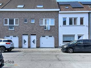 Te huur: instapklare stadswoning met inpandige garage<br /><br />De woning heeft de volgende indeling:<br />Gelijkvloers: inkomhal, inpandige garage, badkamer en berging. <br />Eerste verdieping: nachthal, eet-en leefruimte met open keuken en terras<br />Tweede verdieping: 2 volwaardige slaapkamers<br /><br />Achteraan de woning is er nog een aangenaam terras. <br /><br />EPC: B<br /><br />Interesse? Contacteer ons per mail: tom@aclea.be