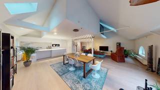 Royale loft gelegen aan 't Eilandje met een schitterend uitzicht over de Jachthaven en het MAS. <br /><br />Via een beveiligde deur heeft men toegang tot de riante loft. <br />Entree met vestiaire en gastentoilet leidt naar de ruime leefruimte met prachtig uitzicht over de jachthaven. De volledig ingerichte keuken met eiland is voorzien van kwaliteitsvolle toestellen en heeft annex een berging. <br />Een eerste slaapsuite met ingemaakt kastenwerk en ensuite badkamer bevindt zich tevens op het niveau.<br />Een trap leidt naar de tweede verdieping. Een overloop met ingemaakt kastenwerk leidt naar de verscheidene slaapkamers. Een ruime master bedroom bestaande uit een slaapgedeelte en een comfortabele badkamer. Vervolgens beschikt het appartement over een derde slaapkamer met ensuite badkamer. <br /><br />Een kelderberging met nummer B.29 is inbegrepen in de huurprijs. Een autostaanplaats met nummer 1.32 wordt te huur aangeboden voor 150 euro per maand.