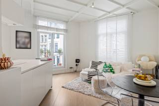 <p>Dit interessante opbrengsteigendom ontdek je op een absolute toplocatie middenin het kloppende hart van ’t stad. De bruisende Marnixplaats, Mechelseplein én de befaamde Leopoldplaats barsten van trendy hotspots en bevinden zich slechts op een steenworp afstand, terwijl je voor een portie rust en groen nooit ver hoeft te zoeken in het prachtige Stadspark. Hier beleven jouw huurders Antwerpen op zijn best!</p>
<p>Dit prachtige gebouw onderging recent een grondige renovatie en werd omgetoverd tot 6 stijlvolle wooneenheden, elk met een eigentijdse look-and-feel. Het geheel omvat 2 appartementen, 2 units met mezzanine en 2 studio’s, telkens ingericht met een zonovergoten leefruimte, trendy keuken en badkamer.</p>
<p>Licht en ruimte spelen doorheen het volledige gebouw de hoofdrol dankzij riante raampartijen en hoge plafonds.</p>
<p>Een droge, royale kelderruimte én bijkomende zolderruimte zorgen voor meer dan voldoende opslagmogelijkheden en maken het totaalplaatje compleet. Bovendien bidt de zolderruimte nog extra potentieel met de mogelijkheid om hier 2 bijkomende units te creëren.</p>
<p>Kortom een slimme investering op een toplocatie! Word jij de gelukkige eigenaar?</p>
<p><strong>Momenteel verhuurd</strong> à € 5.425,00/maand wat zorgt voor € 65.100,00 op jaarbasis. De jaarlijkse kosten bedragen +/- € 4.855,09, wat de <strong>netto opbrengst:</strong> € 60.244,91 maakt.</p>
<p><strong>Technische gegevens: </strong>HR-beglazing in PVC, centrale verwarming (collectief) op gas via een condenserende ketel.</p>
<p><strong>Stedenbouwkundige inlichtingen en bodemattest in aanvraag. Asbestattest in aanvraag. Bevindt zich niet in een risicozone voor overstromingen (P- en G-score A). Renovatieverplichting gedeeltelijk van toepassing.</strong></p>