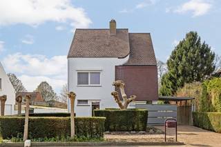 <br />Deze modernistische woning is energiezuinig gebouwd (EPC label B). Voorzien van hoogrendementsbeglazing, rolluiken , zonneluifel, zonnepanelen en een nieuwe hoogrendementgasketel. Zelfs met de warme zomers blijft deze woning fris.<br /><br />De 18 zonnepanelen leveren nog tot 2032 groenestroomcertificaten met een gemiddelde waarde van 1.250EUR per jaar.<br /><br />Je komt de woning binnen langs de voordeur of de zijdeur. Deze laatste geeft toegang tot een bergplaats met ingemaakte kasten en ruimte voor een wasmachine en droogkast. Via een centrale gang met toilet kom je in de lichte keuken met aansluitende eetkamer die uitgeeft op de mooie, groene achtertuin. De open eetkamer grenst aan de leeshoek met salon/TV hoek.<br /><br />Op de eerste verdieping bevinden zich 3 volwaardige slaapkamers waarvan één met ingemaakte kasten. Ook is er een bergruimte en badkamer met toilet. De bergruimte kan eventueel worden omgevormd tot tweede badkamer (leidingen voorzien). <br /><br />Op de tweede verdieping bevinden zich nog twee grote kamers, met afzonderlijke bergruimte, die dienst kunnen doen als slaap-, speel-, hobby-, fitnesskamer of bureau.<br /><br />De woning beschikt over een waterdichte kelder van 40m². Plaats genoeg om een wijnkelder te voorzien, of allerhande spullen koel te bewaren. <br /><br />Daarnaast is er een aangelegde voortuin en zuidwestgerichte achtertuin met twee terrassen. Achter het perceel ligt een grote landbouwzone waar niet kan worden gebouwd zodat u blijvend kan genieten van een maximale privacy. <br /><br />De oprit, aangelegd in hollandse klinkers, biedt parkeermogelijkheid voor meerdere auto's. Overdekt parkeren kan onder een pergola, of in de grote garage achteraan het perceel. Deze mooie ruimte van meer dan 50m² is geschikt voor twee wagens, met achteraan een afgesloten werkhuis of berging. <br /><br />Ligging: via de achterliggende zandweg kan men met de fiets naar het centrum, horeca, winkels en scholen op 1,2 km.<br />Oprit autostrade E313 op 6 km.<br /><br />De woning wordt te koop aangeboden wegens verhuis naar appartement.