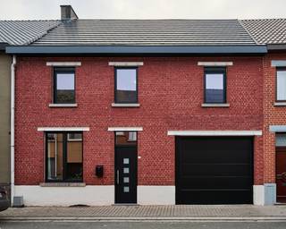 Op wandelafstand van het centrum van Herzele, met alle comfort binnen handbereik, bevindt zich deze statige woning met een imposante gevelbreedte...