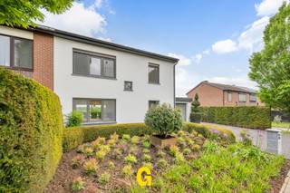 Langs de Stijn Streuvelslaan ter hoogte van nummer 45 bevindt zich deze zeer grondig gerenoveerde half vrijstaande woning op een perceel van 4a...